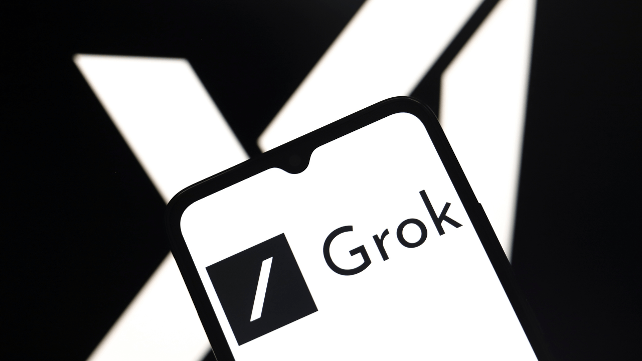 xAI, süni intellekt asistanı Grok’un səsli modunu Apple CarPlay’e gətirir
