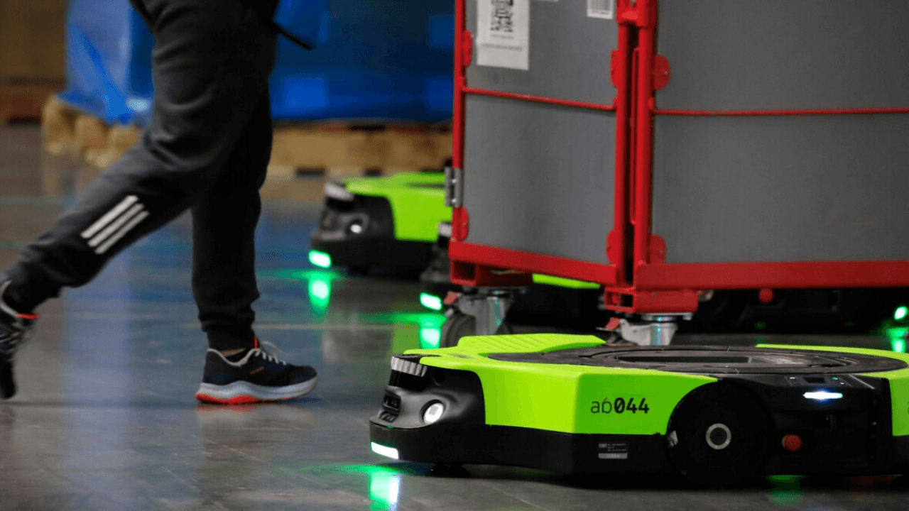 Amazon, çalışanların danışa biləcəyi otonom depo robotu Proteus’u təqdim etdi
